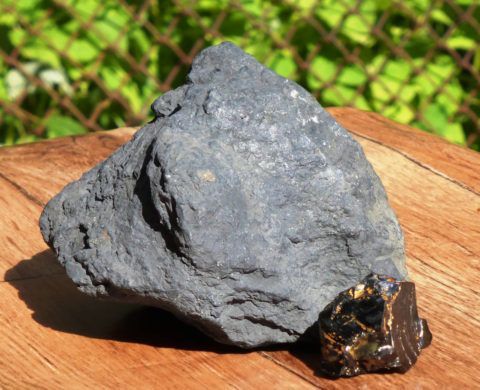 Происхождение минерала шунгита (на фото) для ученых остается до сих пор загадкой.