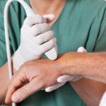 Проведение УЗИ исследования кистей и пальцев рук при подозрении на развитие артрита.