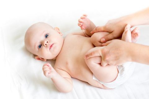 Щелканье суставов у малышей может носить адаптивный характер, а может быть следствием серьезной патологии.