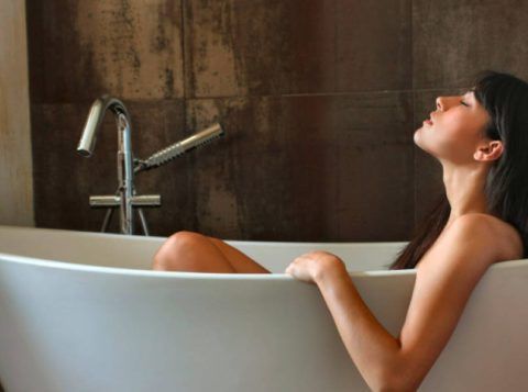 Сидячие ванны (как на фото) при заболевании тазовых сочленений помогают снять напряжение в суставе и уменьшить болезненность.