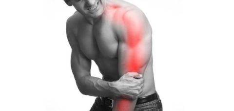 Симптомы шейной грыжи – стреляющие боли по линии плеча и руке, усиливающиеся при ротации головы