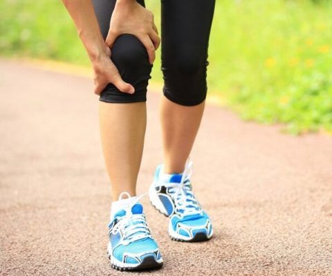 Слабый хруст при сгибании коленного сустава, присутствующий в течение нескольких месяцев, считается нормой