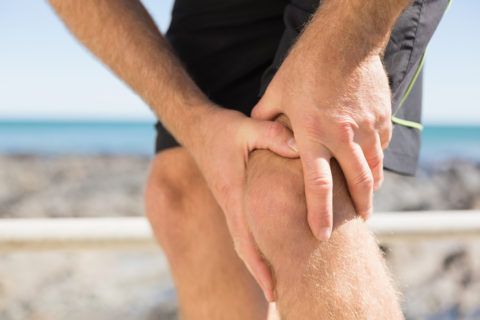 Травмы колена часто возникают при неправильном выполнении упражнений.