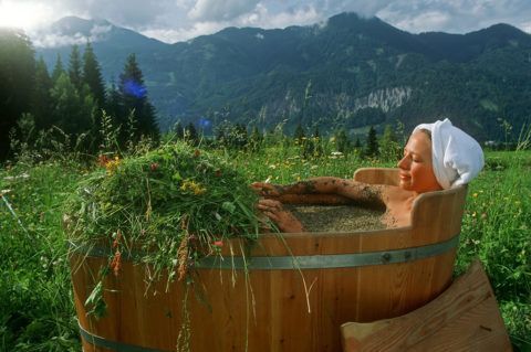 Уменьшить боль и улучшить сон помогут регулярные ванны на основе лечебных трав.