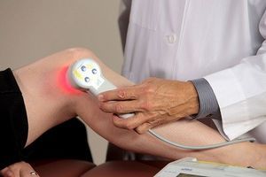 В комплексную терапию по лечению гонартроза коленей обязательно входит физиотерапия.