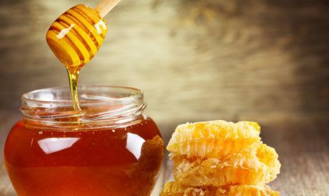 В лечебные напитки вполне можно добавить небольшое количество пчелиного меда.