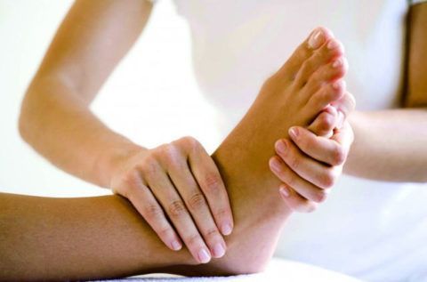 Во время сеанса массажа при артрозе голеностопа прорабатываются все суставы стопы
