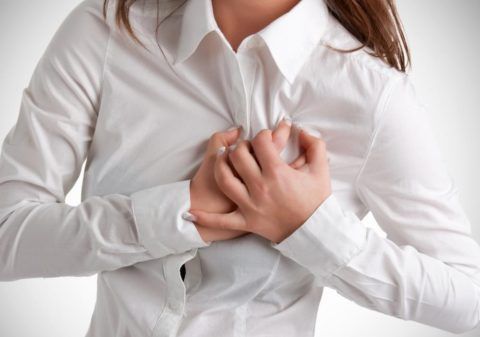 Возможно, что боль в сердце, на самом деле является болевой иррадиацией сдавленных нервных корешков 7-го или 8-го грудных позвонков